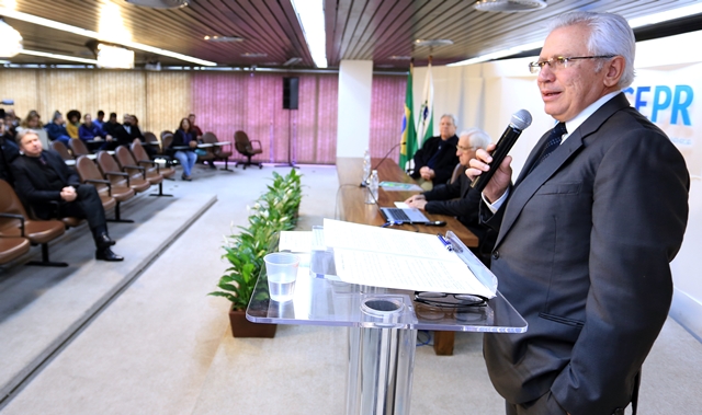 Observado pelo conselheiro Nestor Baptista e o jurista Adilson Dallari, o presidente, conselheiro Durval Amaral, faz a abertura da 1ª Semana Jurídica do TCE-PR. Foto: Wagner Araújo/Divulgação TCE-PR