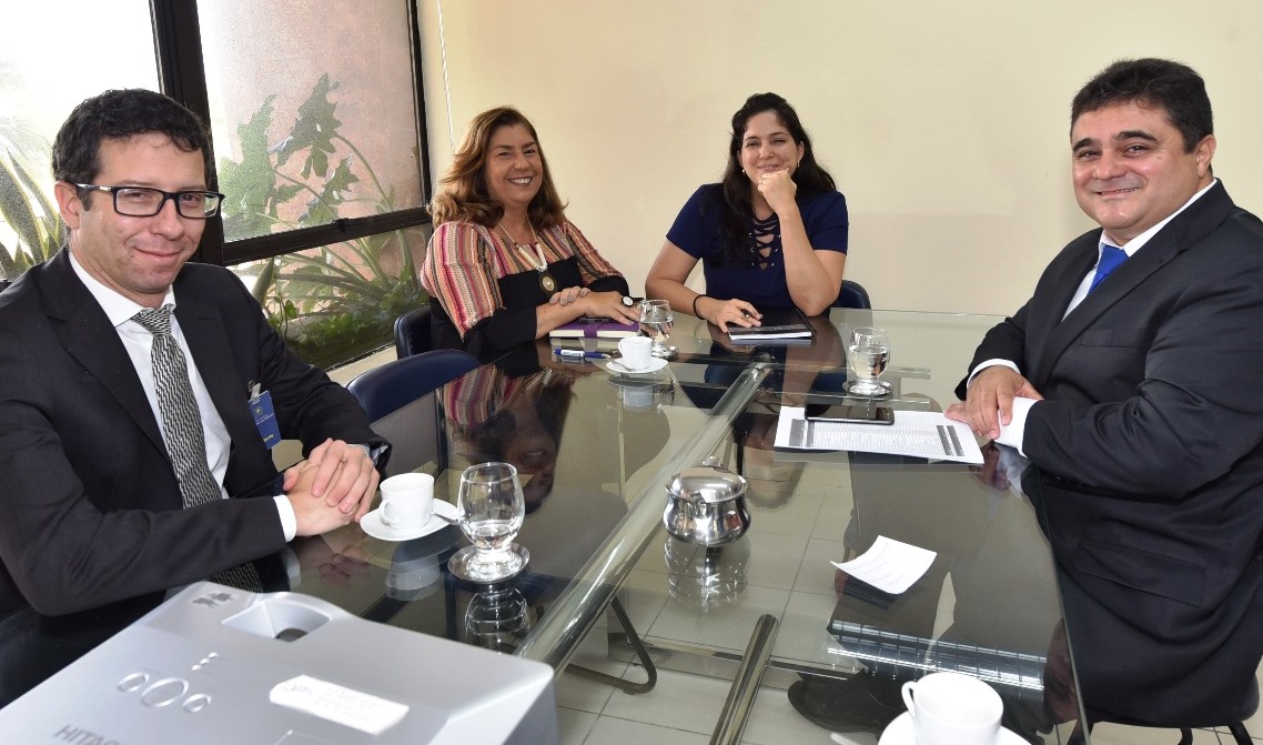 Os servidores do TCE-PR Rhodrigo Deda (esquerda) e Anderson Saladino foram recebidos pelas servidoras do TCE-PE Ana Alaíde Pinheiro e Uilca Cardoso (de azul). Foto: Divulgação TCE-PE
