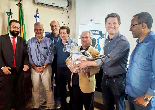 O presidente do TCE-PR, conselheiro Nestor Baptista, recebe dos prefeitos da Região Sul uma cesta com produtos típicos
