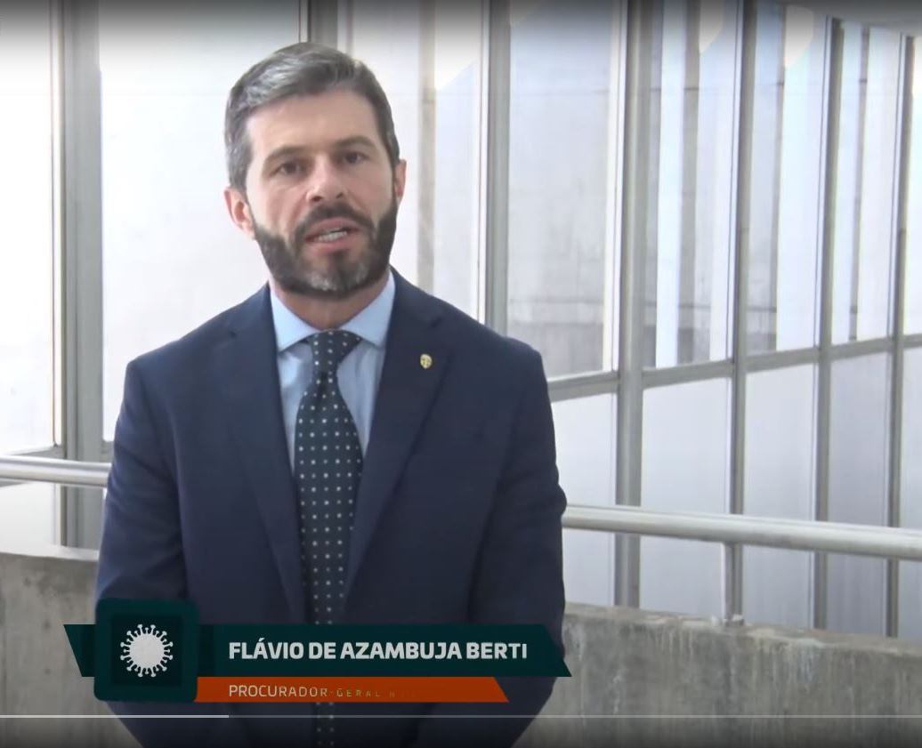 O procurador do Ministério Público de Contas Flávio Berti ministra parte do curso sobre Revisão de Contratos em consequência da pandemia da Covid-19. Imagem: Escola de Gestão Pública/TCE-PR