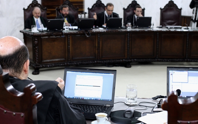 Sessão do Pleno do TCE-PR, presidida pelo conselheiro Durval Amaral. Foto: Wagner Araújo/Divulgação