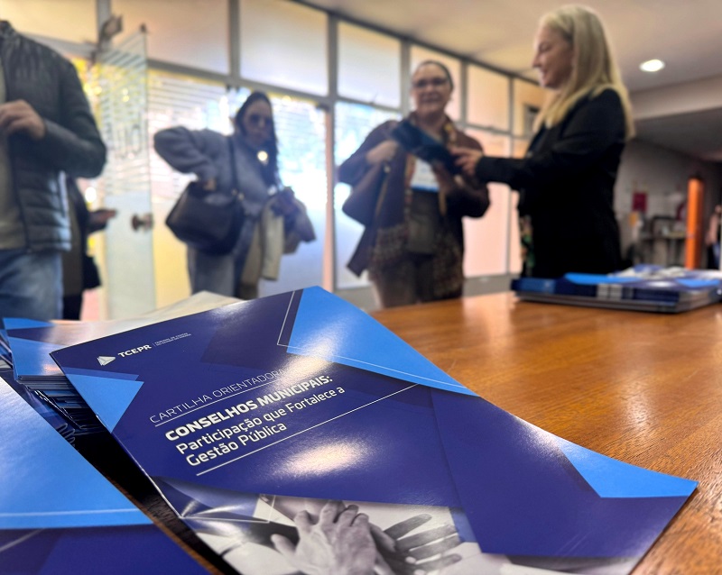 Distribuição de exemplares impressos da Cartilha Orientadora Conselhos Municipais: Participação que Fortalece a Gestão Pública, durantge o Fórum de Controle Social realizado pelo TCE-PR em Londrina, em 12 de agosto. Foto: Marcelo Lancia/TCE-PR