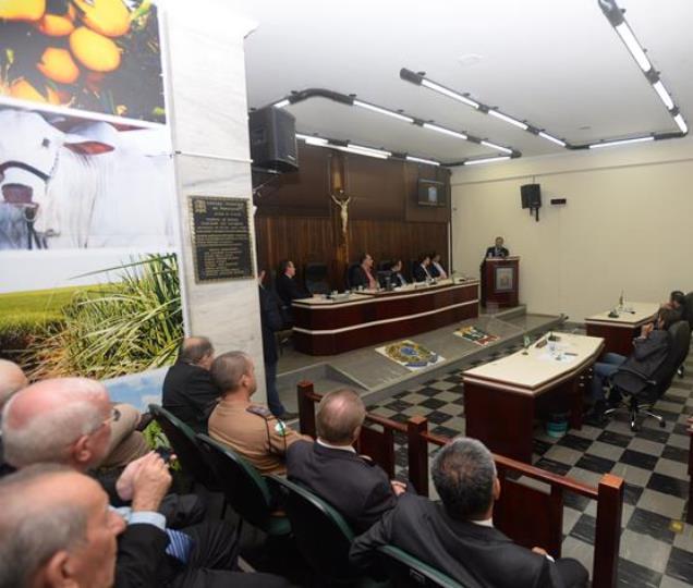 Secretário estadual da Saúde, Michele Caputo Neto, recebe título de Cidadão Honorário de Paranavaí, durante solenidade na Câmara Municipal.  Paranavaí, 18/03/2016. Foto: Divulgação SESA