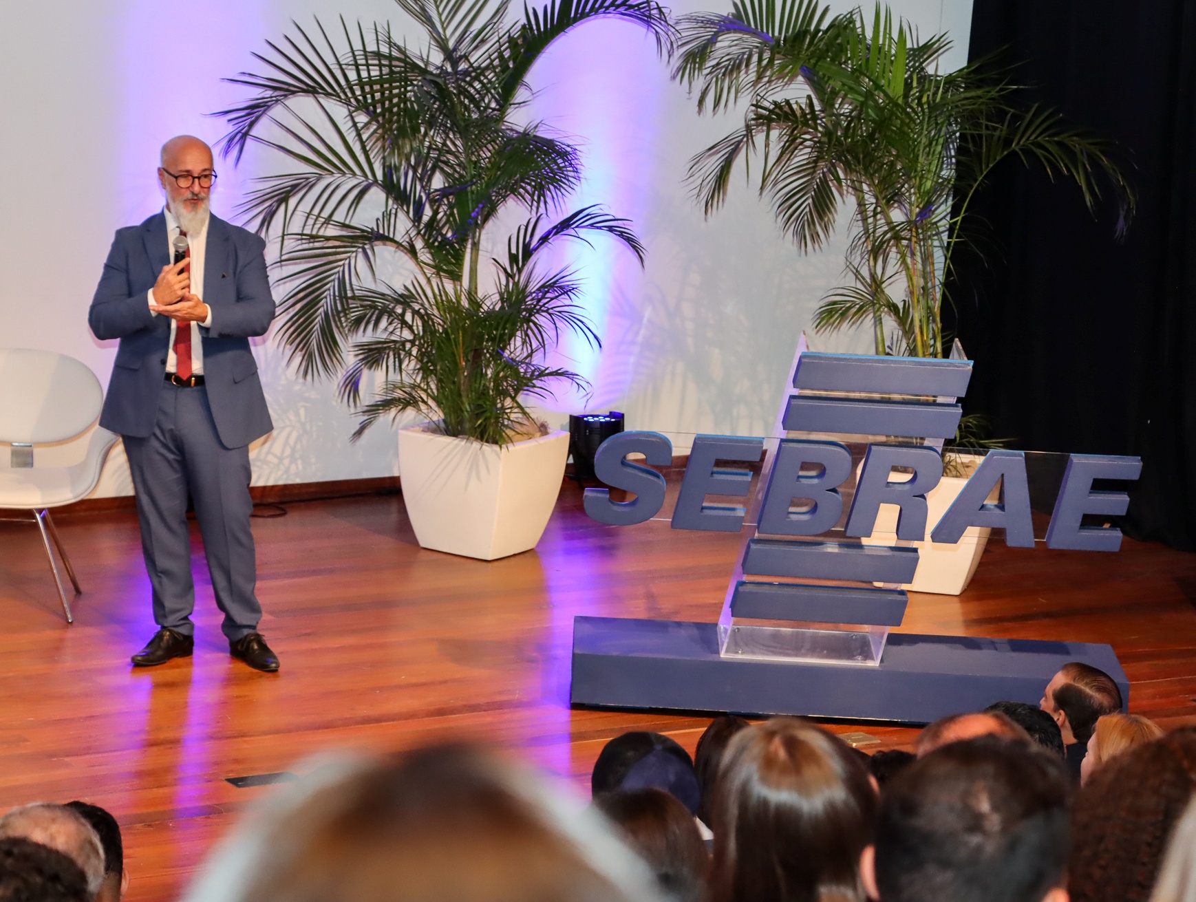 O presidente do TCE-PR, conselheiro Fernando Guimarães, na abertura do Encontro Sobre Obras Públicas e Credenciamento para Pequenos Reparos, realizado na sede do Sebrae-PR, em Curitiba. Foto: Fabiano Contador/TCE-PR