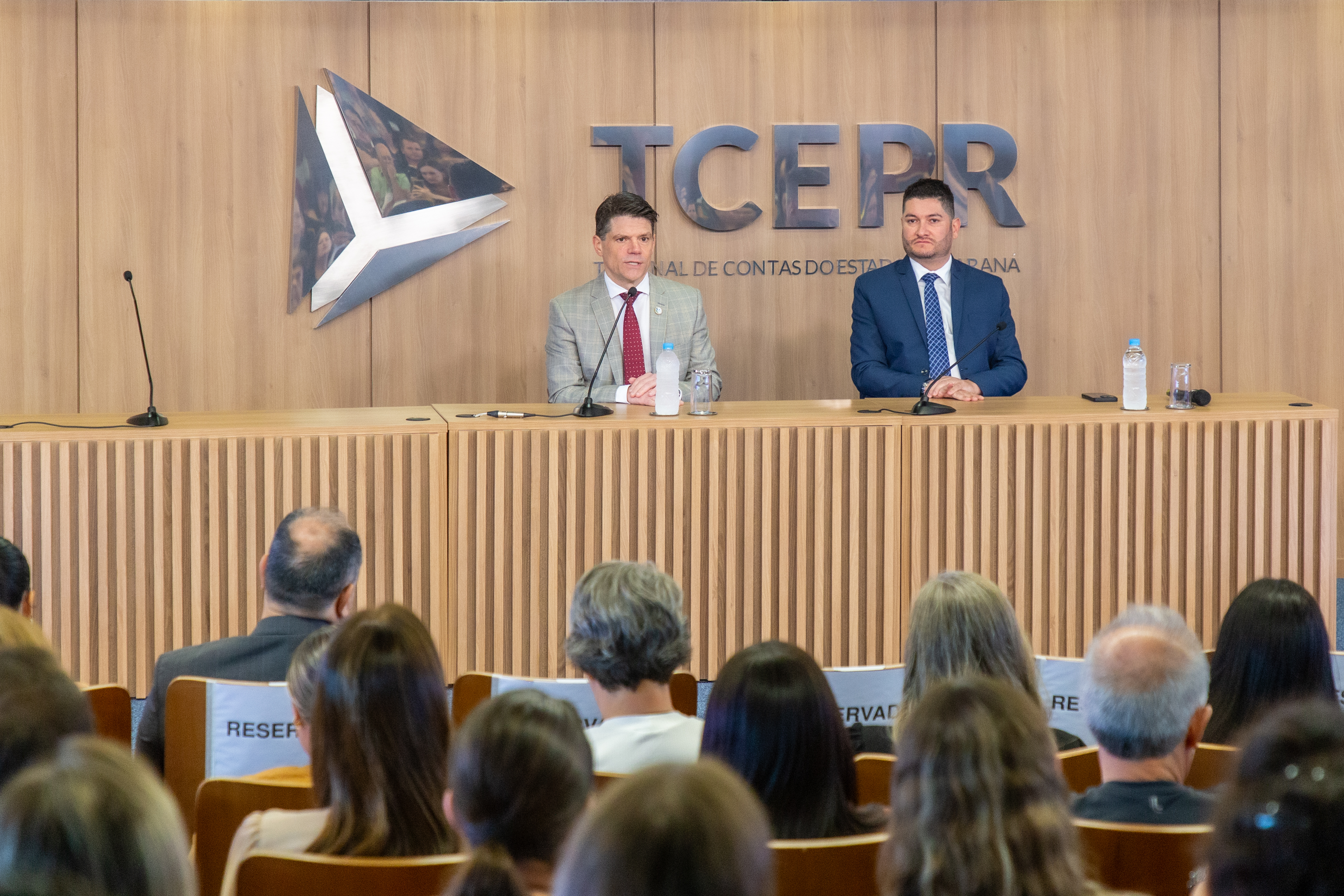 O conselheiro Ivens Linhares e o ouvidor de Contas Patrick Machado falam na abertura de evento do TCE-PR sobre o Dia da Ouvidoria