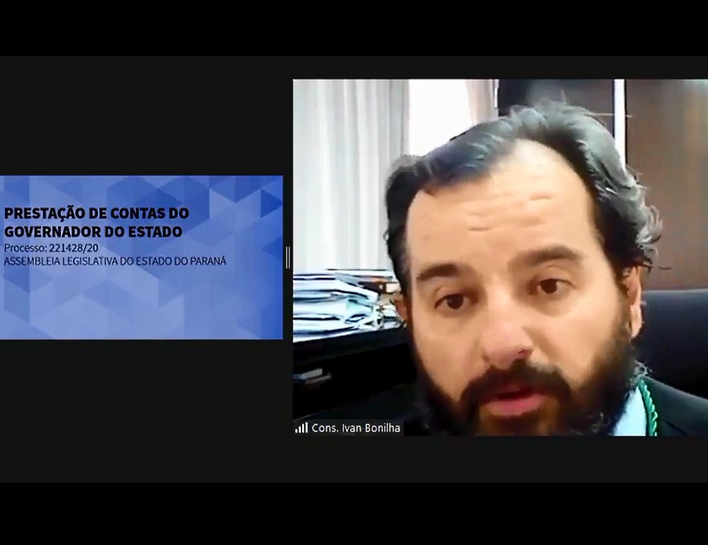 Em sessão por videoconferência do Tribunal Pleno, o conselheiro Ivan Bonilha relata o processo de análise das contas de 2019 do governador do Paraná, Carlos Massa Ratinho Junior. Foto/reprodução: Wagner Araújo/Divulgação TCE-PR