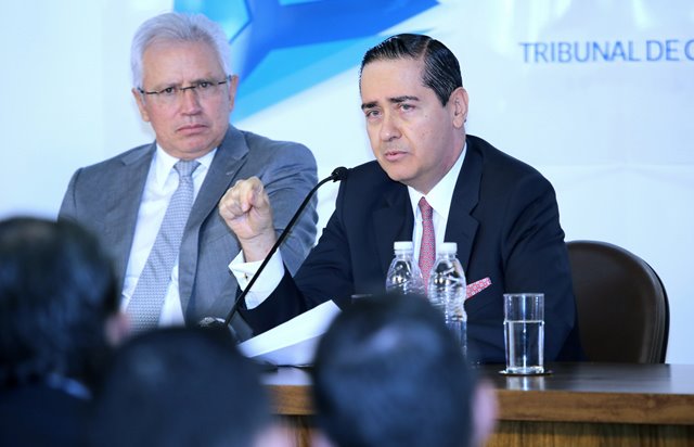 Ao lado do presidente, conselheiro Durval Amaral, o presidente do Tribunal Regional Federal da 4ª Região, desembargador Thompson Flores, dá palestra no TCE-PR. Foto: Wagner Araújo/Divulgação TCE-PR