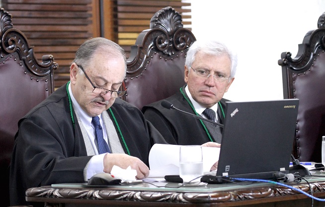 Conselheiro Artagão de Mattos Leão relata processo em sessão do Tribunal Pleno do TCE-PR