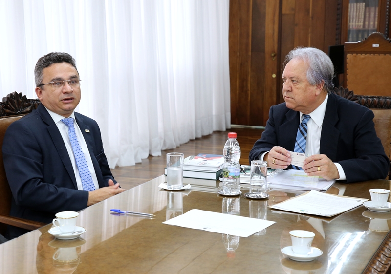 José William Gomes da Silva, superintendente da Controladoria Regional da União no Paraná; e o presidente do TCE-PR, conselheiro Nestor Baptista, na assinatura de acordo de cooperação técnica. Foto: Wagner Araújo/Divulgação TCE-PR