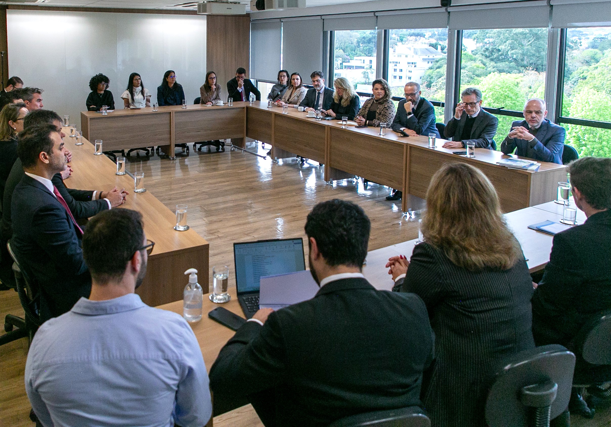 Membros e servidores do TCE-PR em reunião com representantes do Conselho Nacional de Jusitça (CNJ) para debater melhorias no sistema carcerário