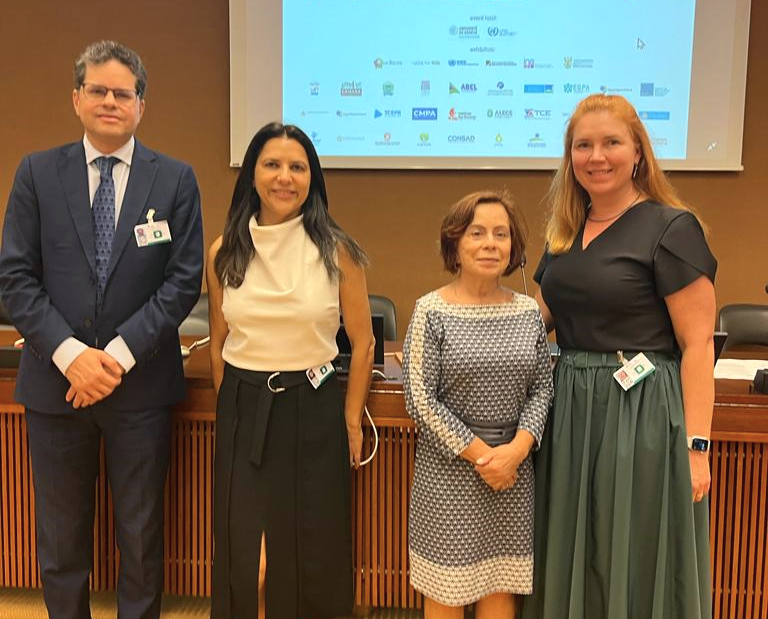 Yuri de Souza, da Agência Brasileira de Cooperação, a auditora de controle externo do TCEPR Simone Rufca, a ministra Andréia Rigueira e Vivian Cetenareski, diretora da Escola de Gestão Pública do TCE-PR, na 6a. SAEG, em Genebra. Foto: Divulgação TCE-PR