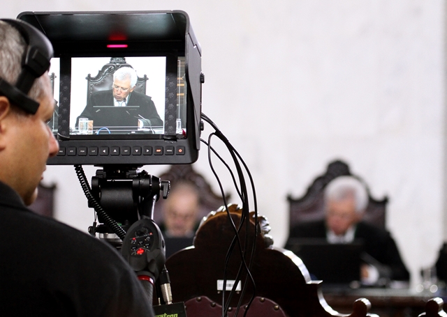 O conselheiro Durval Amaral, relator do processo, durante sessão do Pleno, que é transmitida ao vivo pela TV e a internet. Foto: Wagner Araújo/Divulgação TCE-PR