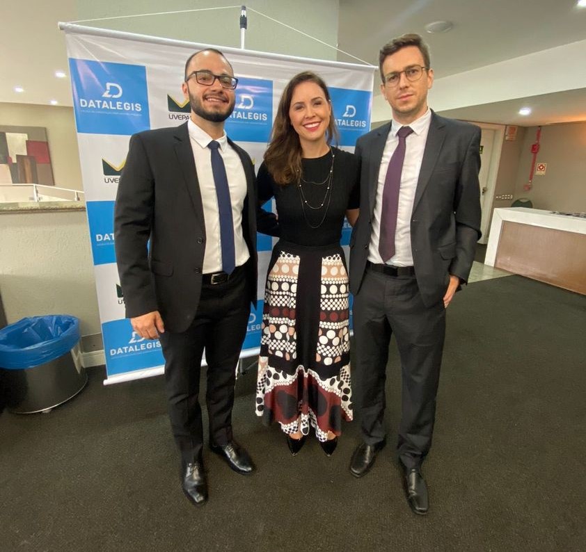 Os servidores do TCE-PR Lucas Placco, Giovana Benevides Sales e Eduardo Schnorr, que participaram de evento na Uvepar. Foto: TCE-PR/Divulgação