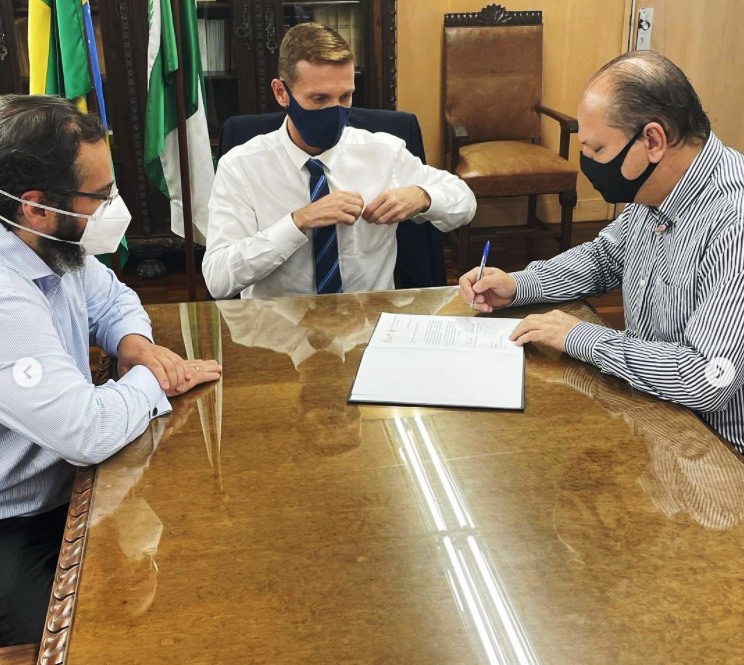 Os conselheiros Ivan Bonilha e Fabio Camargo e o deputado federal Ricardo Barros, na entrega de projeto de estudo para a implementação do controle externo em processos de falências e recuperação de empresas. Foto: Divulgação TCE-PR