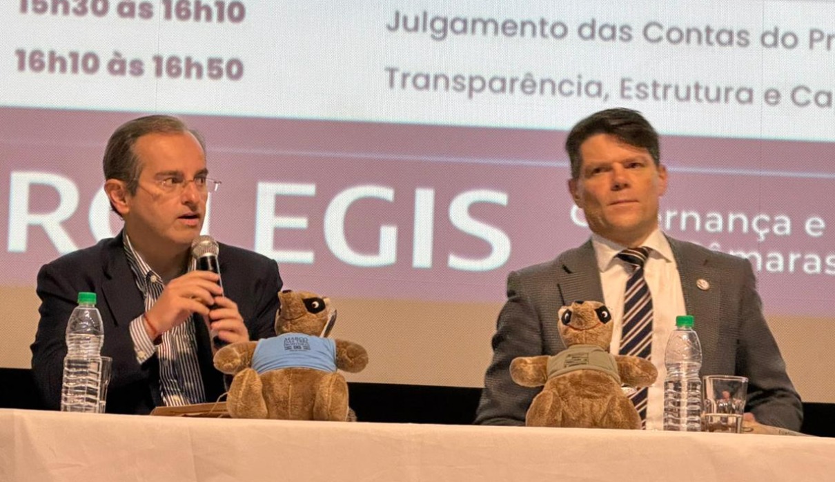 O vice-presidente e o presidente do TCE-PR, conselheiros Ivan Bonilha e Ivens Linhares, durante capacitação do Prolegis em Foz do Iguaçu