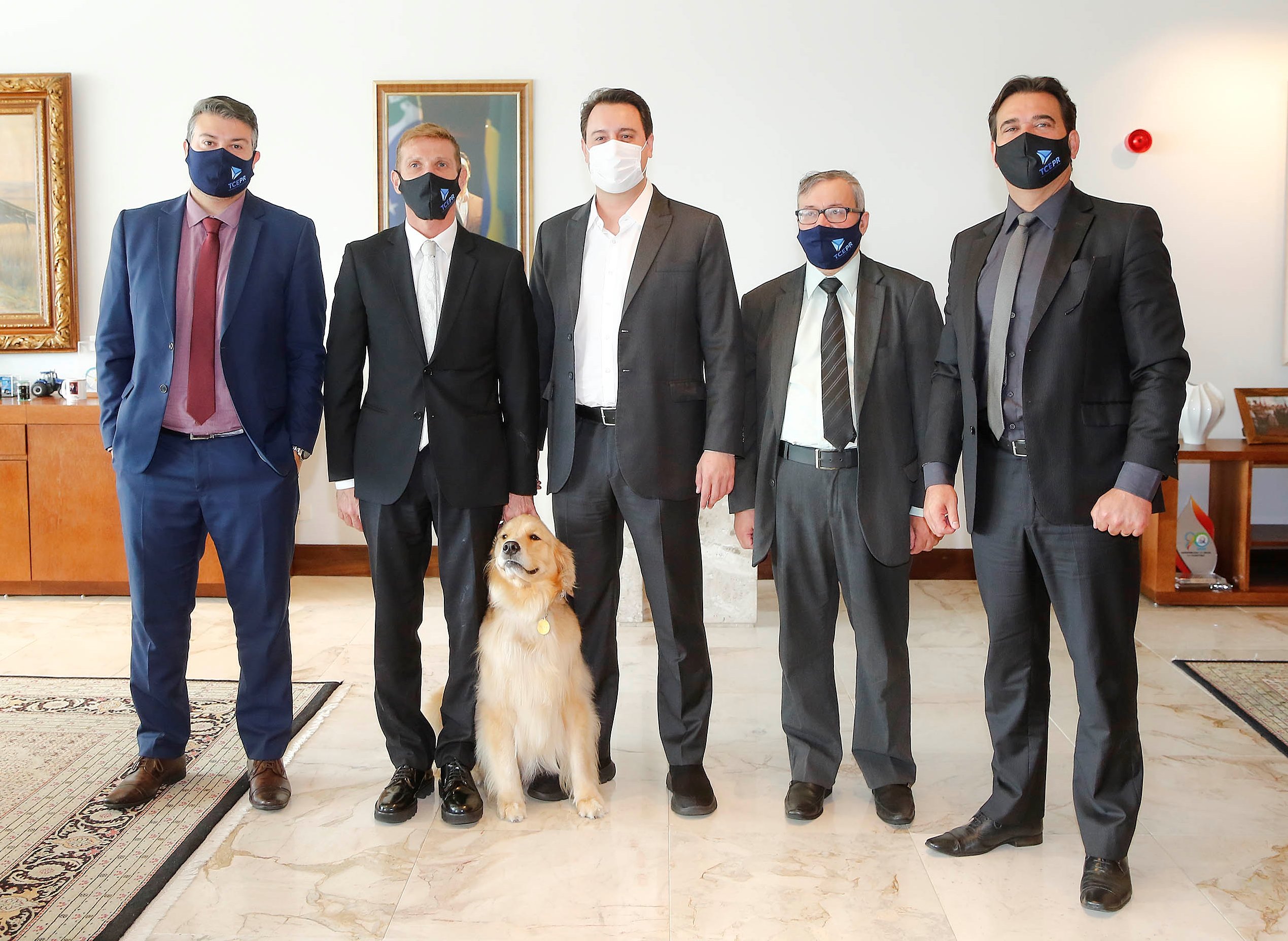 Da esquerda para a direita: o diretor de Gabinete da Presidência, Karlos Kholbach; o presidente do TCE-PR, conselheiro Fabio Camargo; o governador Carlos Massa Ratinho Júnior; o diretor financeiro, Edemilson Pego; e o diretor-geral do Tribunal de Contas, Evandro Arruda. Foto: Jonathan Campos/Agência Estadual de Notícias