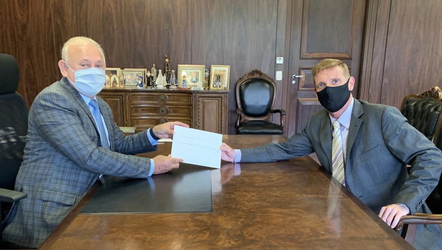 O conselheiro Fabio Camargo entrega ao presidente da Assembleia Legislativa, deputado Ademar Traiano, o convite para a solenidade de sua posse como presidente do TCE-PR, no dia 27 de janeiro. Foto: Divulgação