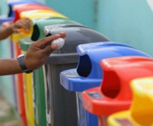 Lixeiras de cores diferentes, para a coleta seletiva de materiais como plástico, papel e vidro, que serão destinados à reciclagem. Foto: Divulgação