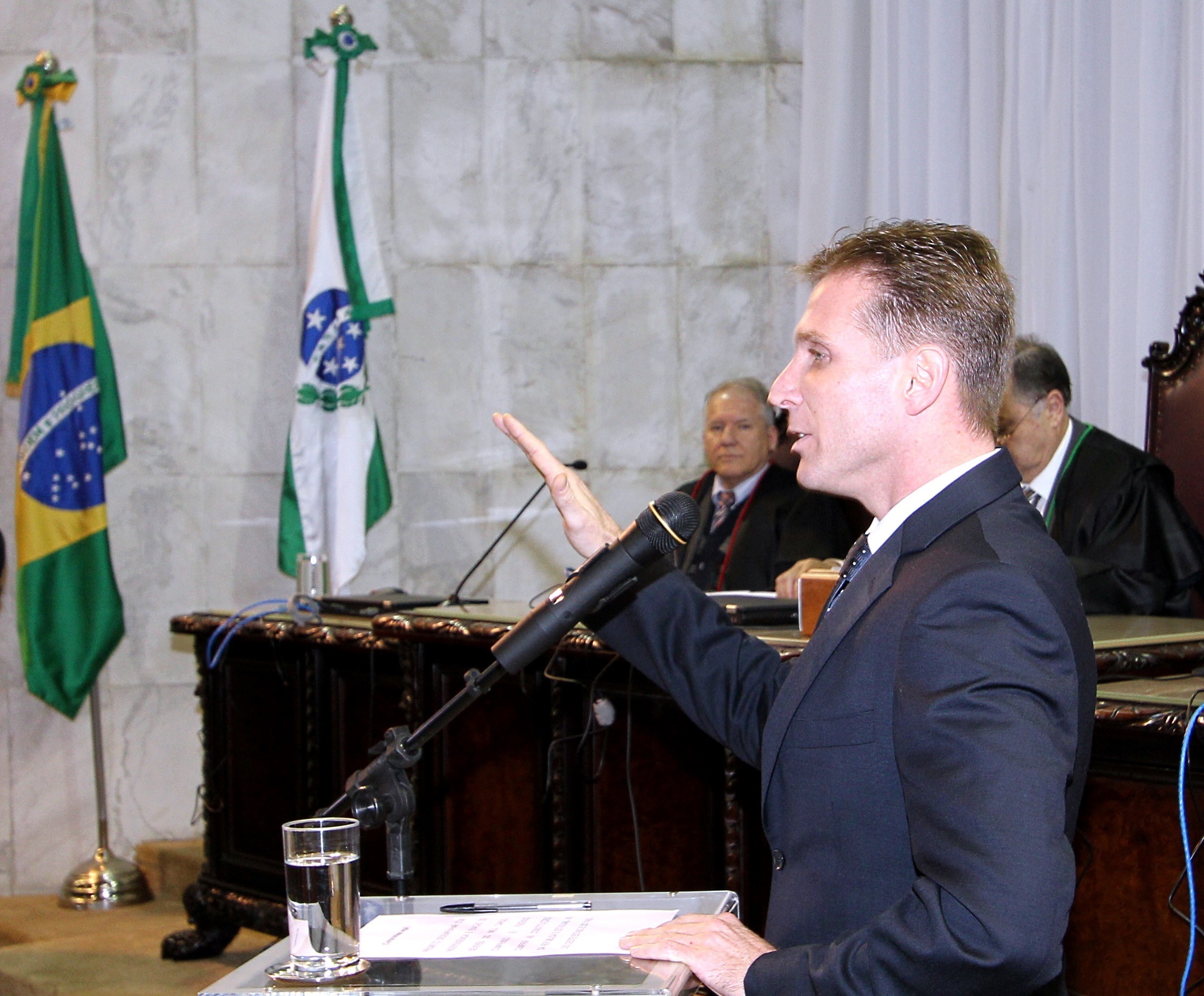 Fábio Camargo faz o juramento ao tomar posse como conselheiro do TCE-PR. Foto: Wagner Araújo/Divulgação TCE-PR