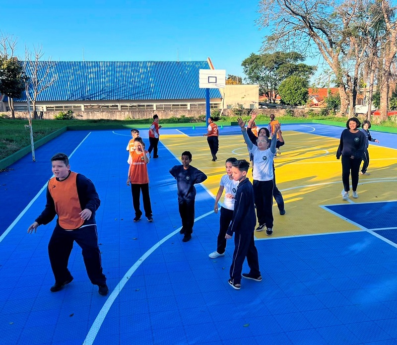 Estudantes praticam atividades em quadra esportiva equipada com piso modular resistente a impacto, em escola estadual no município de Jandaia do Sul (Norte do Paraná). Foto: Fundepar/Divulgação