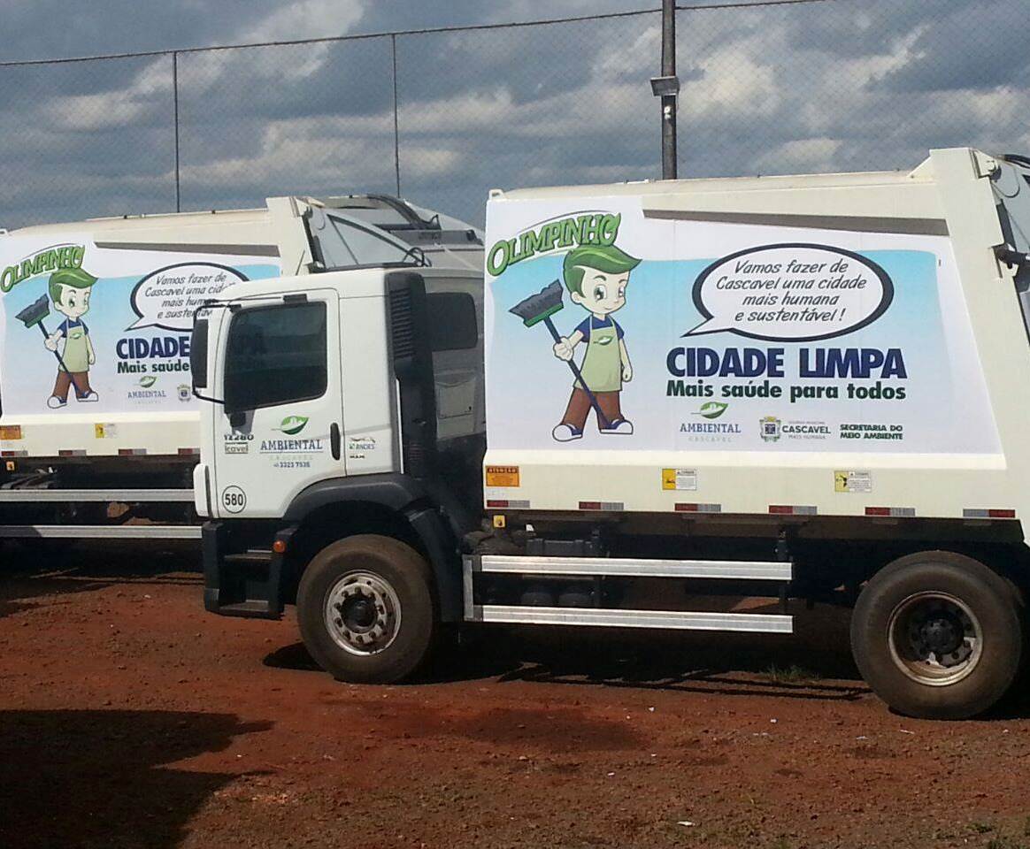 Caminhões de coleta de lixo em Cascavel: serviço é realizado pela empresa OT Ambiental. Foto: Divulgação/Prefeitura de Cascavel