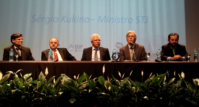 Da esquerda para a direita: os conselheiros do TCE-PR Ivens Linhares, Artagão de Mattos Leão e Durval Amaral, o ministro do STJ Sérgio Kukina, e o conselheiro Ivan Bonilha. Foto: Wagner Araújo/Divulgação TCE-PR