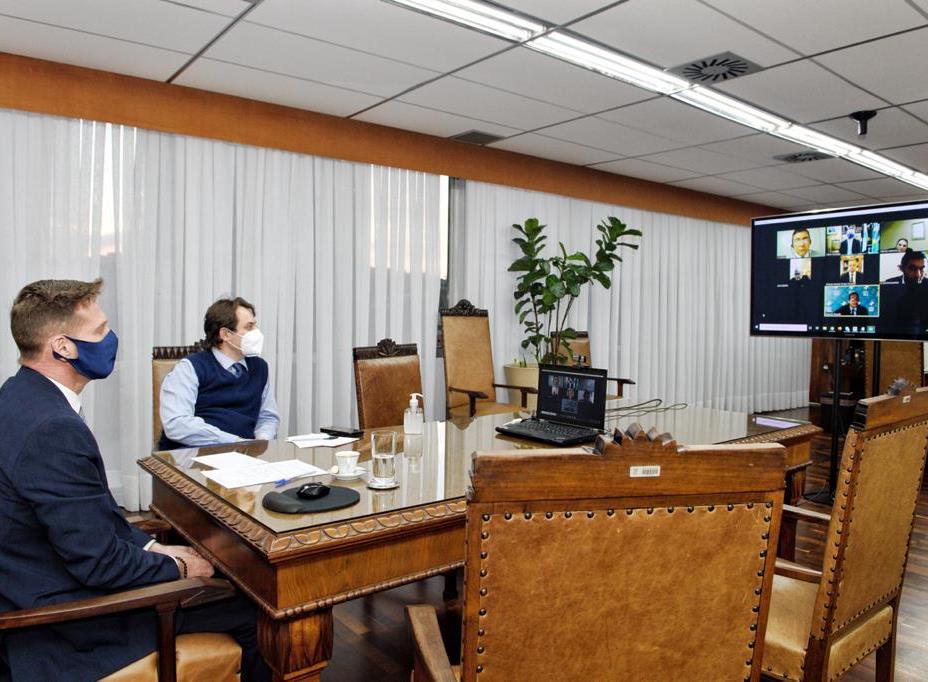 Junto ao diretor Gustavo von Bahten, o presidente do TCE-PR, conselheiro Fabio Camargo, participa de reunião virtual com representantes do Tribunal Regional Federal da Quarta Região (TRF-4). Foto: Denis Ferreira Neto/Divulgação TCE-PR