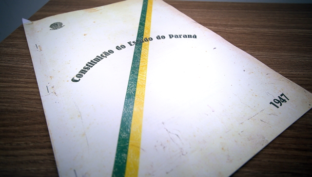 Capa da Constituição Estadual de 1947, que criou o Tribunal de Contas do Estado do Paraná. Foto: Wagner Araújo/Divulgação TCE-PR