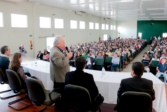 O presidente, conselheiro Nestor Baptista, participa da abertura do curso sobre licitações e contratos promovido pelo TCE-PR em Apucarana. Foto: Edson Denobi/Prefeitura de Apucarana - Divulgação