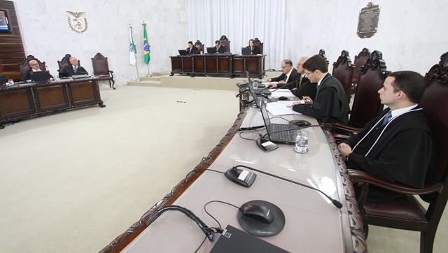 Conselheiros, reunidos em sessão extraordinária do Pleno, analisam o parecer prévio pela regularidade das contas do governo do Estado de 2015