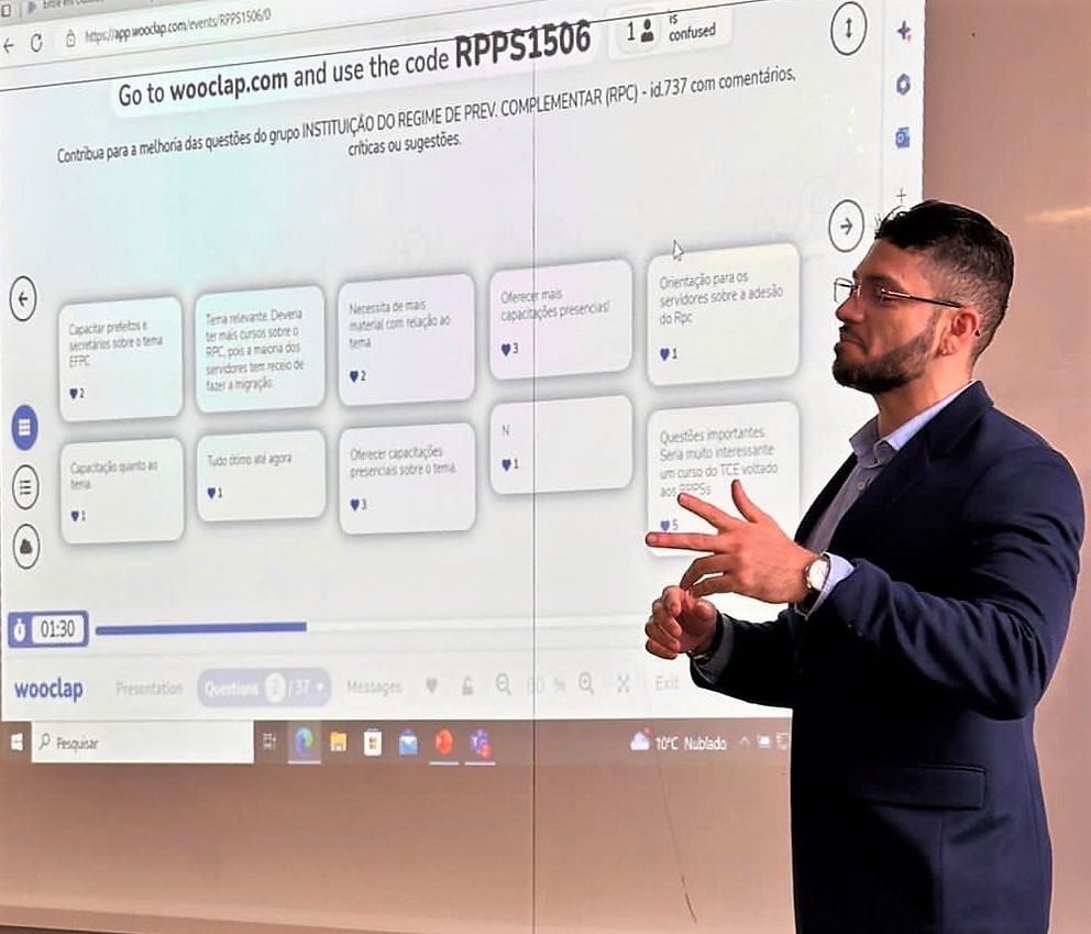 O auditor de controle externo Erick Braga Valentim ministra oficina sobre regimes próprios de previdência social (RPPS) em Pato Branco. Foto: Divulgação TCE-PR