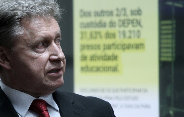 Mauro Munhoz, coordenador-geral de Fiscalização do TCE-PR, apresenta a jornalistas conclusões do estudo sobre o sistema carcerário do Paraná. Foto: Wagner Araújo/Divulgação TCE-PR