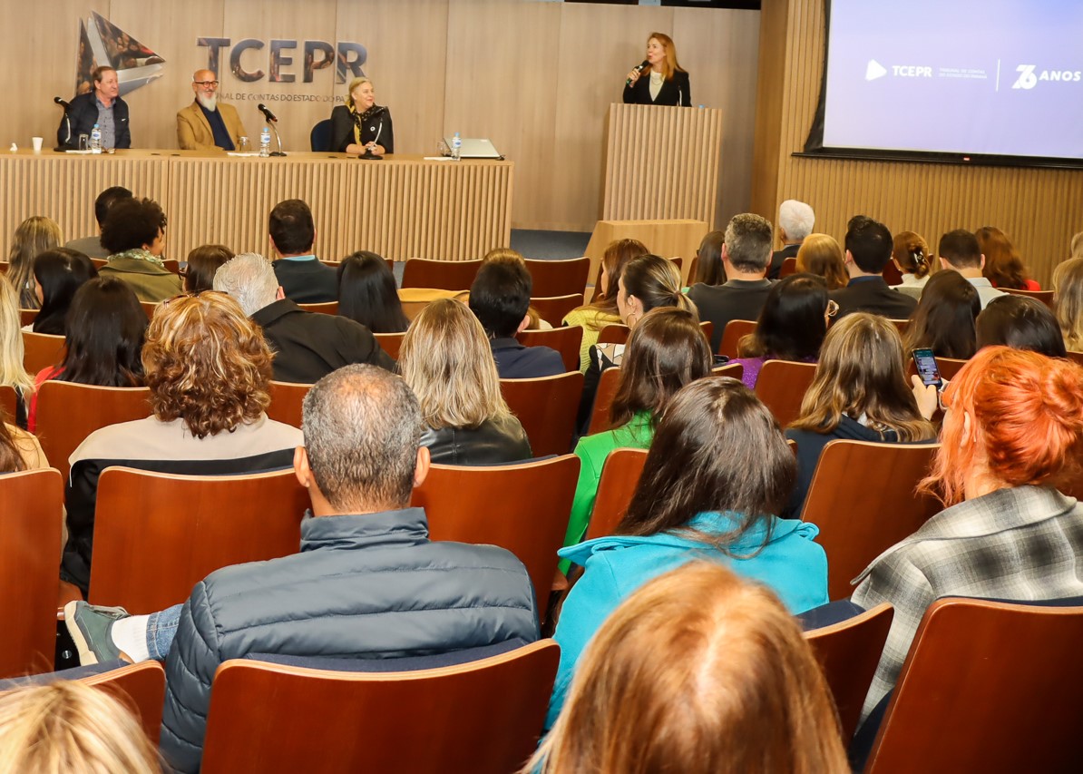 Mesa de abertura das comemorações dos 76 anos do TCE-PR: os conselheiros Fernando Guimarães e Augustinho Zucchi, e a procuradora-geral do MPC-PR, Valéria Borba. Ao microfone, a diretora da Escola de Gestão Pública, Vivian Feldens Cetenareski. Foto: Fabiano Contador/Divulgação TCE-PR