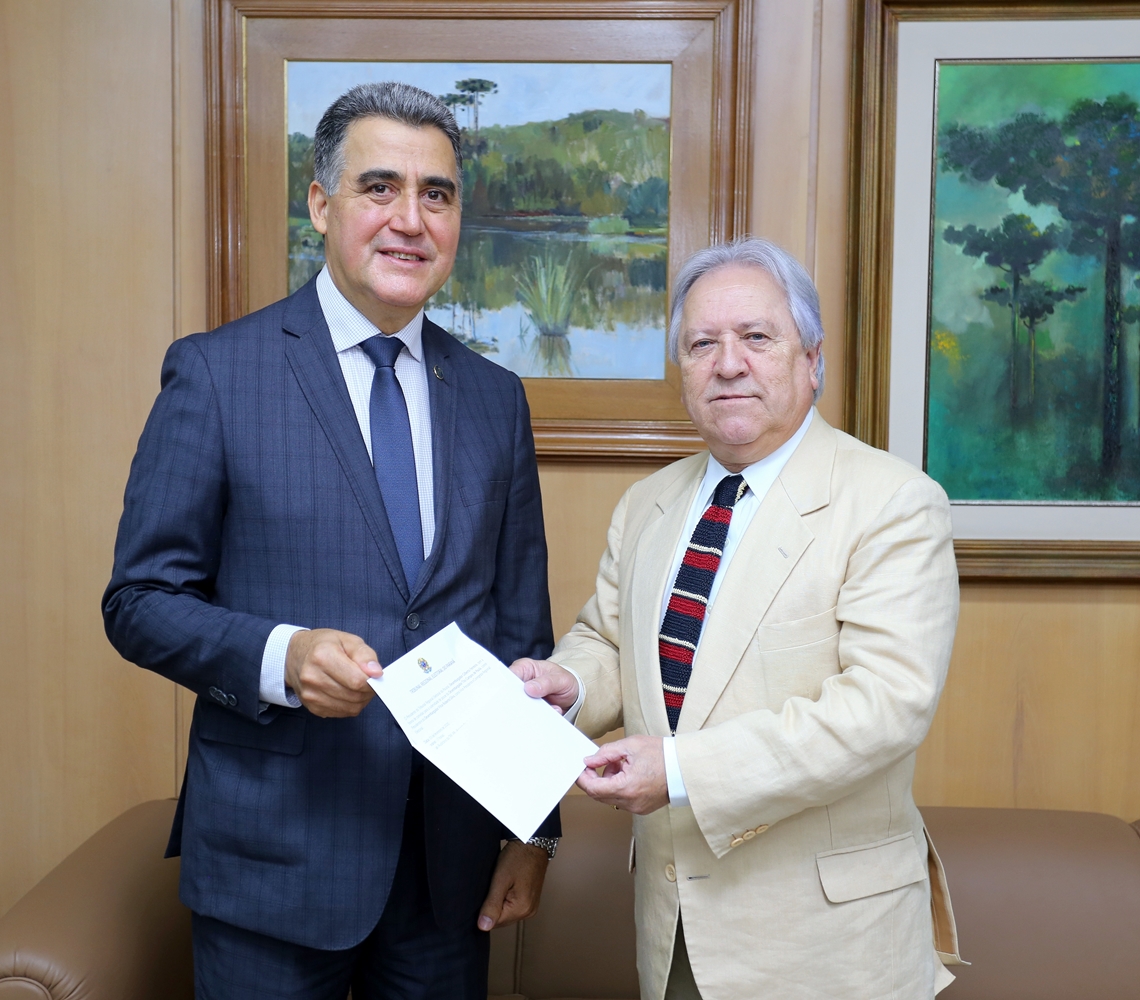 O presidente do TCE-PR conselheiro Nestor Baptista recebe o convite para a posse do Desembargador Tito Campos de Paula (à esquerda da foto) na presidência do Tribunal Regional Eleitoral do Paraná (TRE-PR), marcada para 3 de fevereiro. Foto: Wagner Araújo/Divulgação TCE-PR