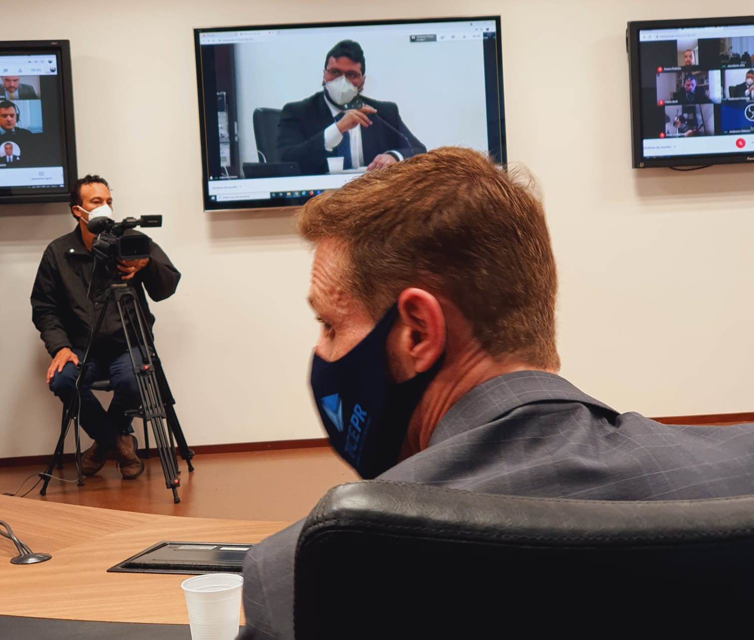 O presidente do TCE-PR, conselheiro Fabio Camargo, em reunião virtual com o secretário de Estado da Fazenda, Renê Garcia Júnior; e a procuradora-geral do Estado, Letícia Silva, sobre a atuação do controle externo em processos de falência. Foto: Dilton Leandro Vaz/Divulgação TCE-PR