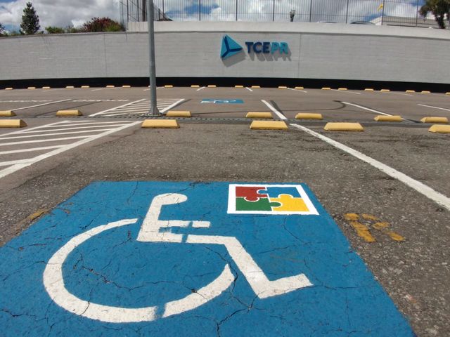 Símbolo do autismo: desenho do quebra-cabeça na vaga PcD do TCE-PR.