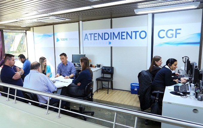A Gerência de Atendimento da Coordenadoria-Geral de Fiscalização é encarregada de esclarecer dúvidas dos jurisdicionados. Foto: Wagner Araújo/Divulgação TCE-PR