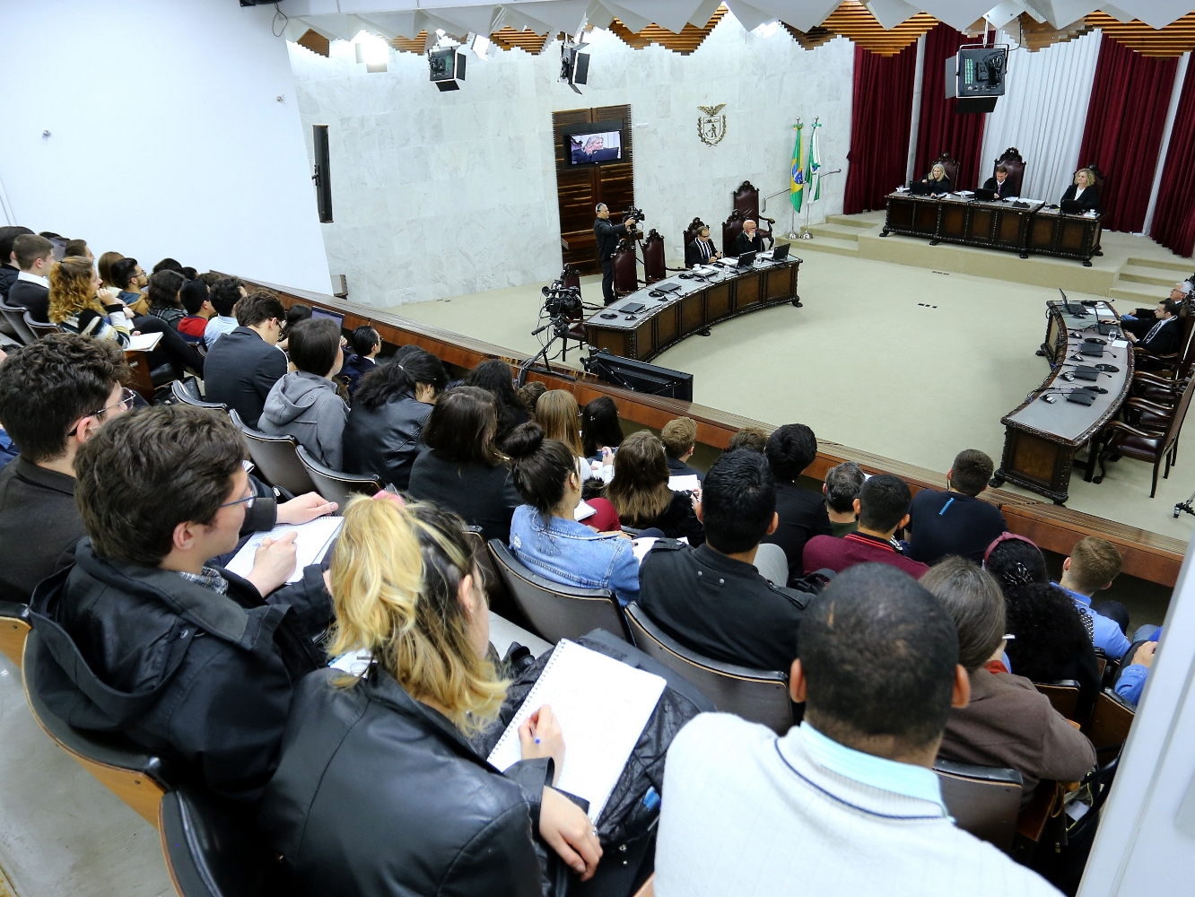 Estudantes universitários acompanham sessão do Tribunal Pleno do TCE-PR, presidida pelo conselheiro Nestor Baptista. Foto: Wagner Araújo/Divulgação TCE-PR