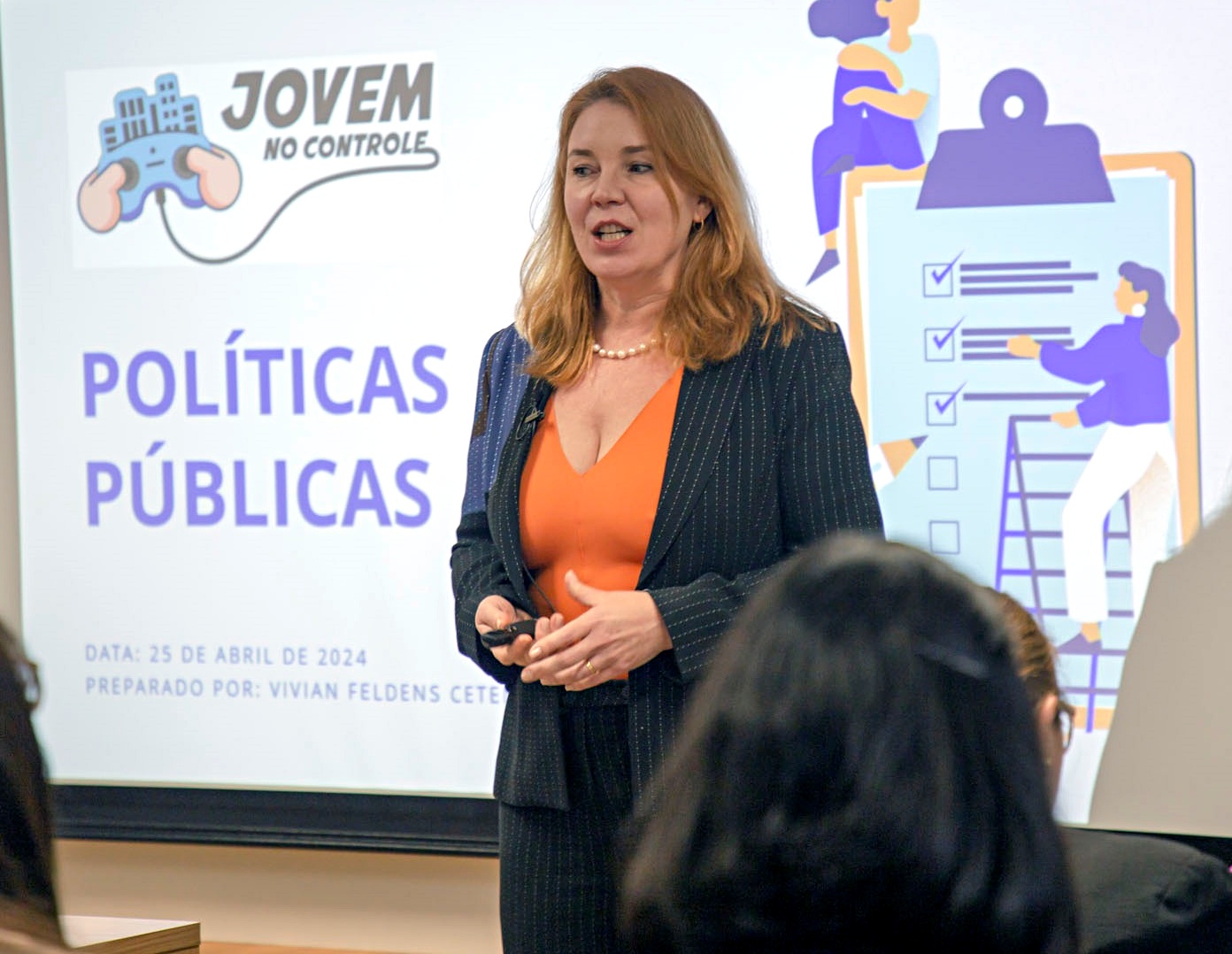 A diretora da Escola de Gestão Pública do TCE-PR, Vivian Feldens Cetenareski, ministra palestra para coordenadores da Seed-PR, em capacitação do Programa Jovem no Controle. Foto: Divulgação/TCE-PR