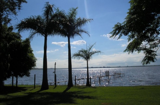 Vista da represa da Hidrelétrica de Capivara, no Rio Paranapanema, que banha o município de Primeiro de Maio, no Norte do Paraná. Foto: Divulgação