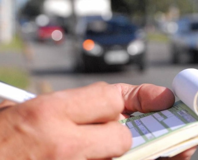 Aplicação de multa de trânsito. Foto: Divulgação