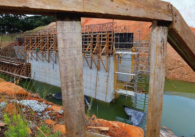 Foto tirada em 25 de abril de 2019 da Barragem do Miringuava, no município de São José dos Pinhais, cujas obras estavam paralisadas naquela data. Foto: Wagner Araújo/Divulgação TCE-PR