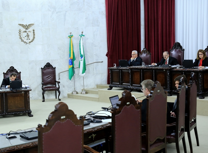 Vista parcial de sessão da Segunda Câmara do TCE-PR, presidida pelo conselheiro Artagão de Mattos Leão. Foto: Wagner Araújo/Divulgação TCE-PR