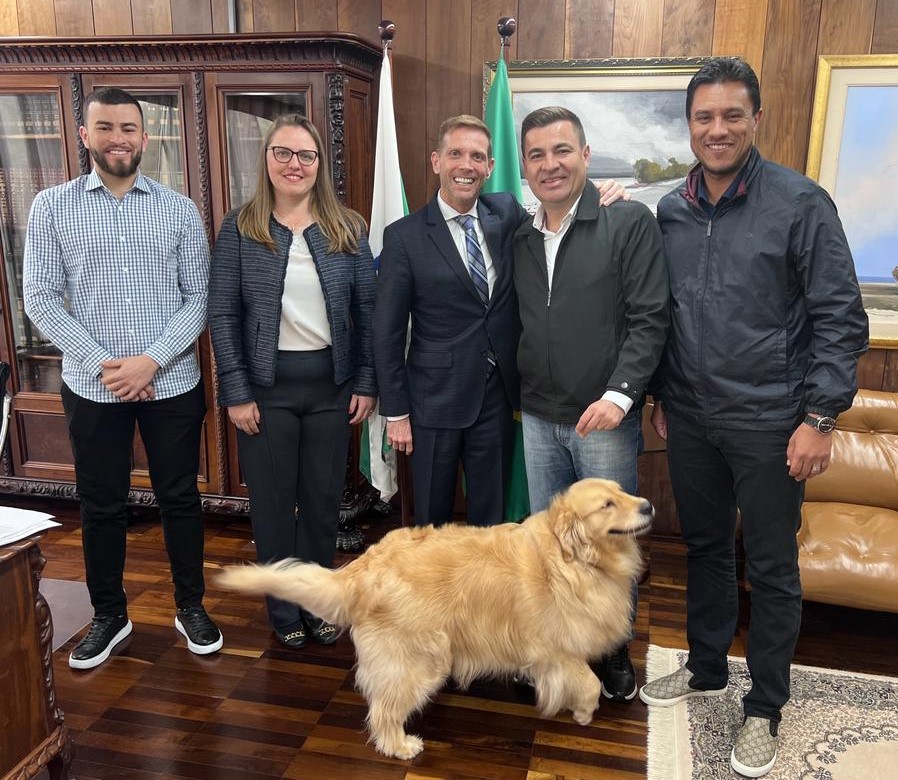 Acompanhados de assessores e da mascote Tikinha, os presidentes do TCE-PR, conselheiro Fabio Camargo, e da Associação dos Municípios do Paraná (AMP), Aparecido Weiller Junior, acertam detalhes de capacitação sobre a Nova Prestação de Contas Anual (PCA) dos prefeitos. Foto: Marcelo Lancia/Divulgação TCE-PR