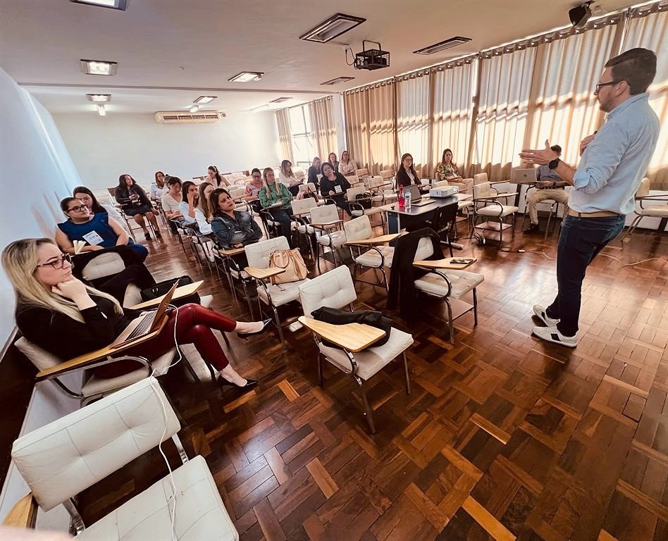 O auditor de controle externo Eduardo Schnorr ministra oficina de políticas públicas na área da saúde, em Jacarezinho. Foto: Marcelo Lancia/Divulgação TCE-PR