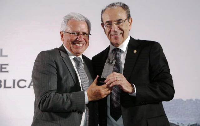 O presidente do TCE-PR, conselheiro Durval Amaral, recebe placa de homenagem do IRB, entregue pelo presidente dessa instituição, conselheiro Sebastião Helvecio. Foto: IRB/Divulgação