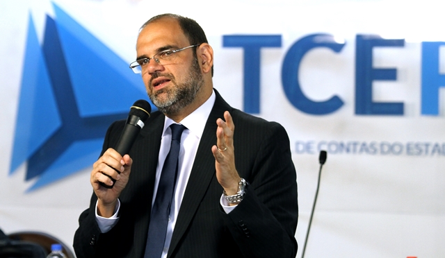 Marcos Nóbrega, conselheiro substituto do TCE de Pernambuco, em curso sobre a Lei das Estatais ministrado no TCE-PR em março de 2017. Foto: Wagner Araújo/Divulgação