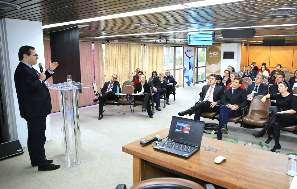 O presidente do IRB e conselheiro do TCE-PR, Ivan Bonilha, fala na abertura da Reunião do Comitê de Aperfeiçoamento Profissional do IRB, em Curitiba