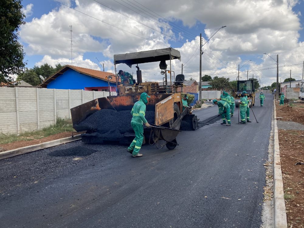 Obra de pavimentação executada pela Companhia de Serviços de Urbanização de Guarapuava (Surg). Foto: Prefeitura de Guarapuava/Divulgação
