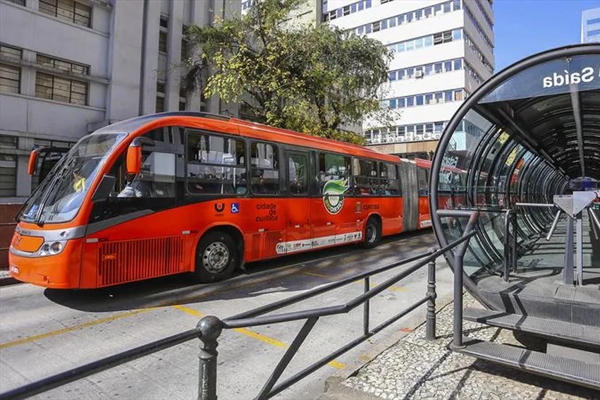 Ônibus do transporte coletivo urbano de Curitiba, sistema gerenciado pela Urbs